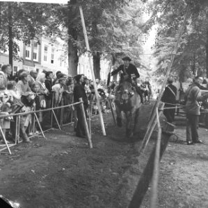 Ringrijden in Middelburg Boer op paard kwam aanrijden, Bestanddeelnr 912-8665