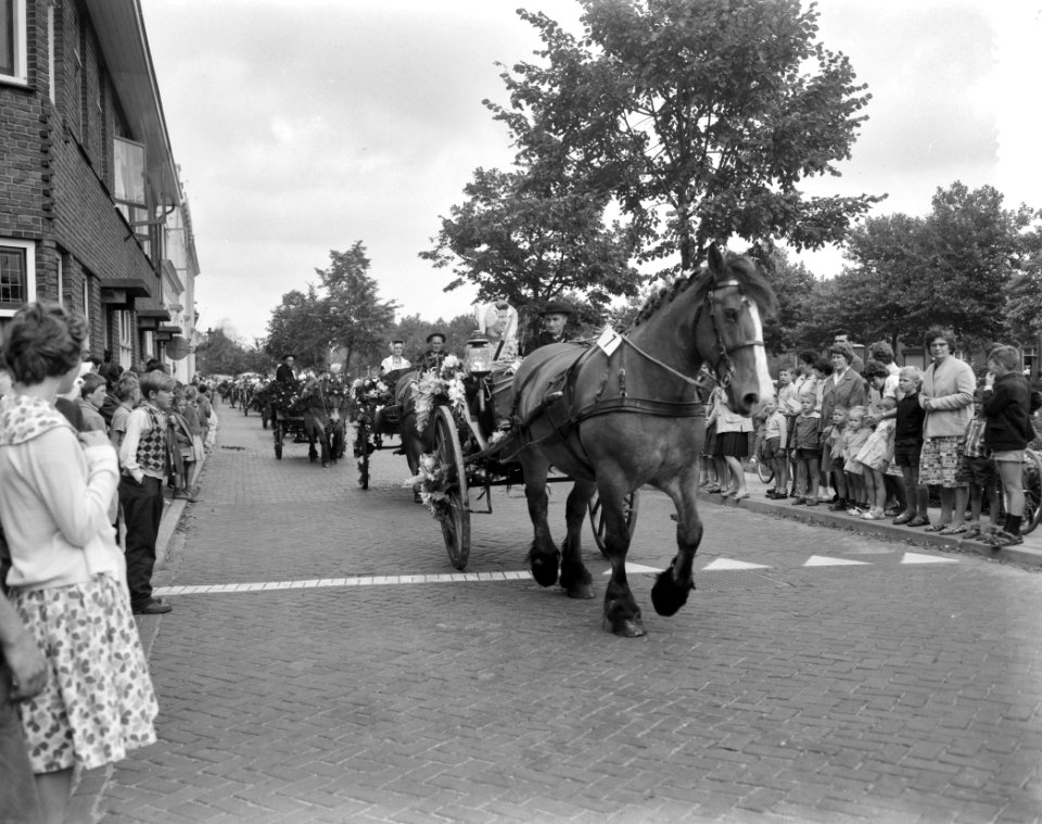 Ringrijderij in Middelburg Rondrit door de stad met versierde sjezen, Bestanddeelnr 912-7522