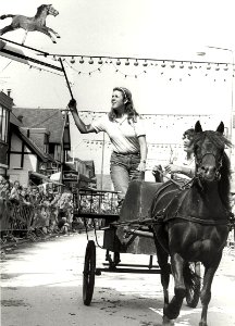 Ringsteken tijdens de feestweek, in de Hoofdstraat. Aangekocht in 1983 van fotograaf C. de Boer. - Negatiefnummer 22157 k 6 a. - Gepubliceerd in het Haarlems Dagblad van 04.08.1982, NL-HlmNHA 54013081