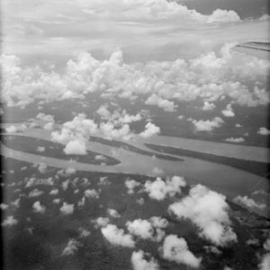 Rivier waarschijnlijk in Suriname gezien vanuit een vliegtuig, Bestanddeelnr 252-2685