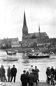 Rivieren, veerboten, reddingen, politieagenten, slachtoffers, Noord Brabant, Bestanddeelnr 919-7185