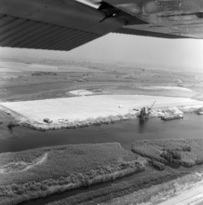 Rivieren, schepen, vrachtwagens, draglines, Bestanddeelnr 250-8677