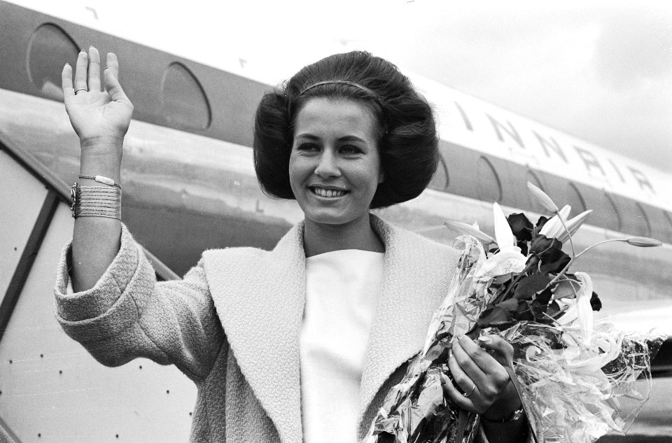 Rina Lodders (Miss Holland Benelux) bij vertrek vanaf Schiphol, Bestanddeelnr 914-1840