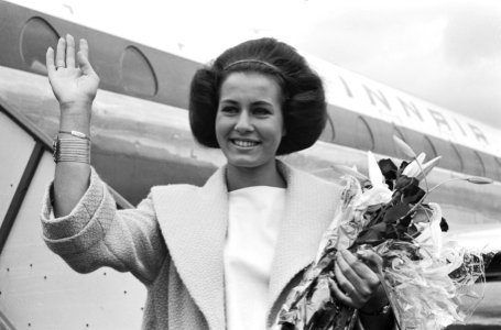 Rina Lodders (Miss Holland Benelux) bij vertrek vanaf Schiphol, Bestanddeelnr 914-1840