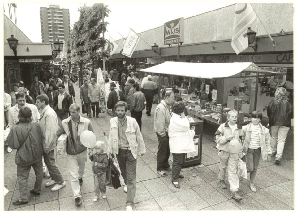 Rivièradreef met braderie in het winkelcentrum Schalkwijk, ziende naar het zuiden. NL-HlmNHA 54031501