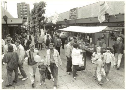 Rivièradreef met braderie in het winkelcentrum Schalkwijk, ziende naar het zuiden. NL-HlmNHA 54031501