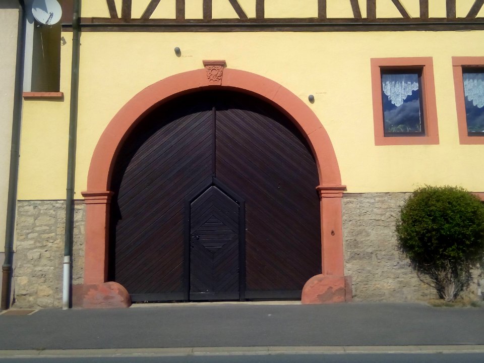 Roßbrunn 2 Kanonkugeln von 1866 in Gebaudefasade