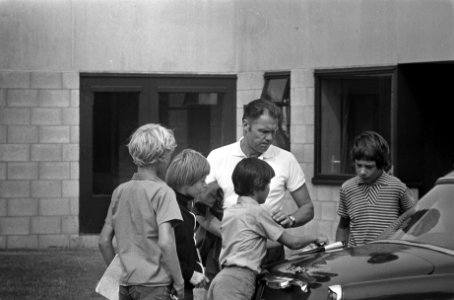 Rinus Michels en FC Barcelona trainen in Papendal, Michels deelt handtekeningen , Bestanddeelnr 926-5880