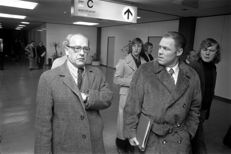 Rinus Michels (r), supervisor van het Nederlands elftal, op Schiphol met links H, Bestanddeelnr 926-9826