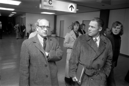 Rinus Michels (r), supervisor van het Nederlands elftal, op Schiphol met links H, Bestanddeelnr 926-9826