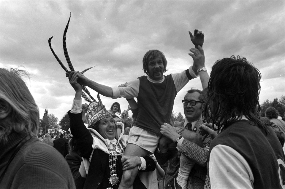 RKSV Sparta '25 aanvoerder P Kuipers op de schouders na behalen kampioenschap, Bestanddeelnr 925-6113