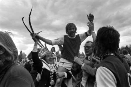 RKSV Sparta '25 aanvoerder P Kuipers op de schouders na behalen kampioenschap, Bestanddeelnr 925-6113