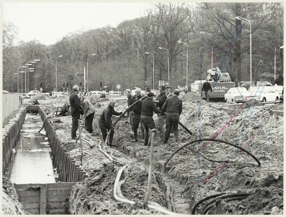 Rioleringswerkzaamheden aan de Zuiderhoutlaan nabij de kruising met de Spanjaardslaan, ziende naar het noorden. NL-HlmNHA 54011882