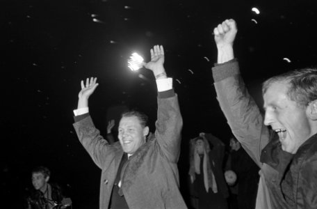 Rinus Michels (l) juicht, Bestanddeelnr 921-7323
