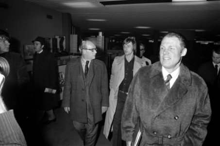Rinus Michels, supervisor van het Nederlands elftal, op Schiphol met links Burgw, Bestanddeelnr 926-9823