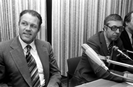 Rinus Michels (links) en KNVB voorzitter Jacques Hogewoning, Bestanddeelnr 926-9877