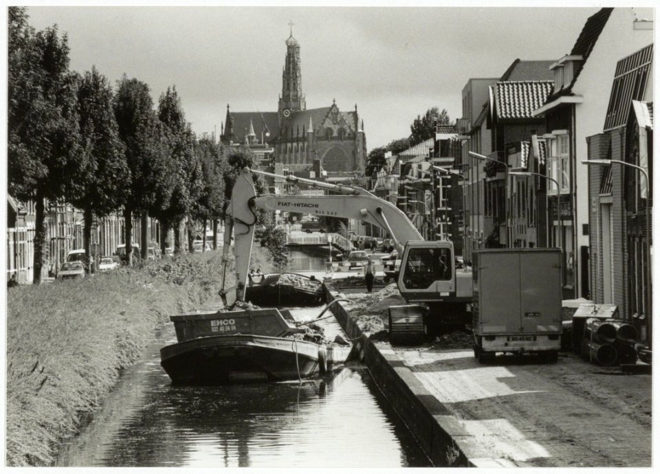 Riolerings- en renovatie werkzaamheden aan de Brouwersvaart. De bouwmaterialen worden per schuit aan- en afgevoerd. NL-HlmNHA 54035077