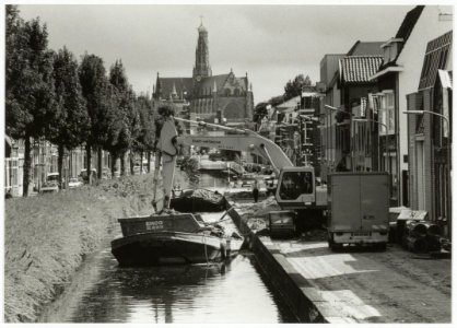 Riolerings- en renovatie werkzaamheden aan de Brouwersvaart. De bouwmaterialen worden per schuit aan- en afgevoerd. NL-HlmNHA 54035077