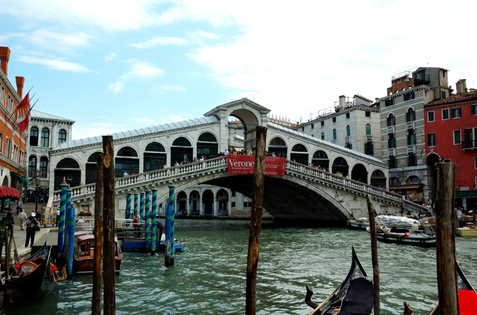 Rialto-Bridge-Venice-20050524-010