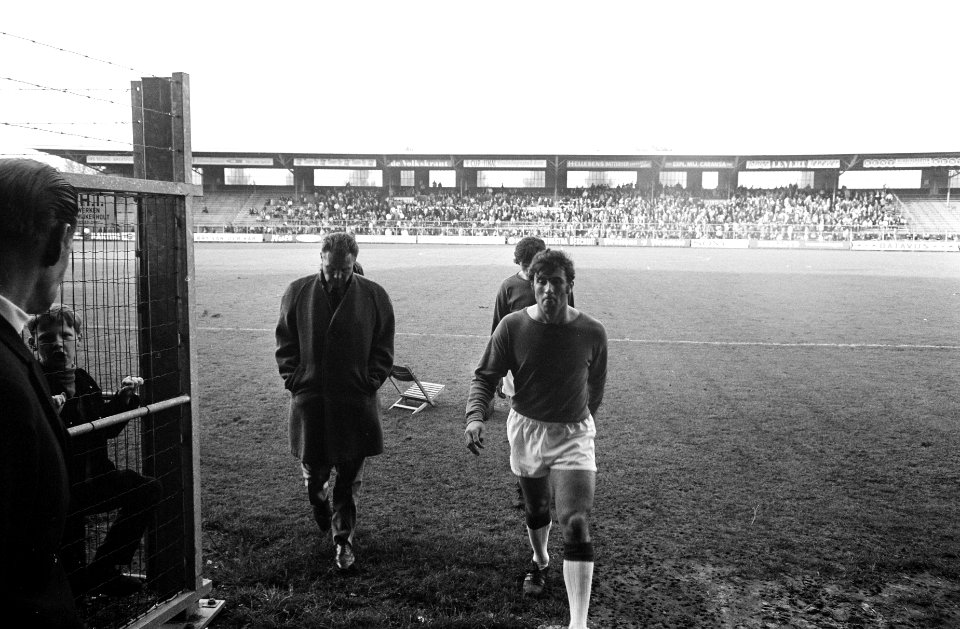 Rinus Michels en Sjaak Swart verlaten het veld na een training van Ajax in voorb, Bestanddeelnr 922-4585