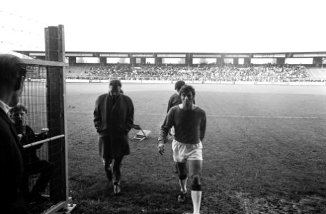 Rinus Michels en Sjaak Swart verlaten het veld na een training van Ajax in voorb, Bestanddeelnr 922-4585