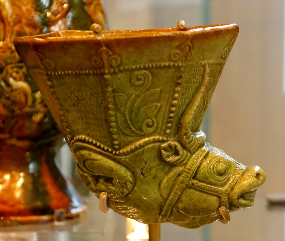 Rhyton cup, China, Tang dynasty, c. 675-750, glazed earthenware - Royal Ontario Museum - DSC04059