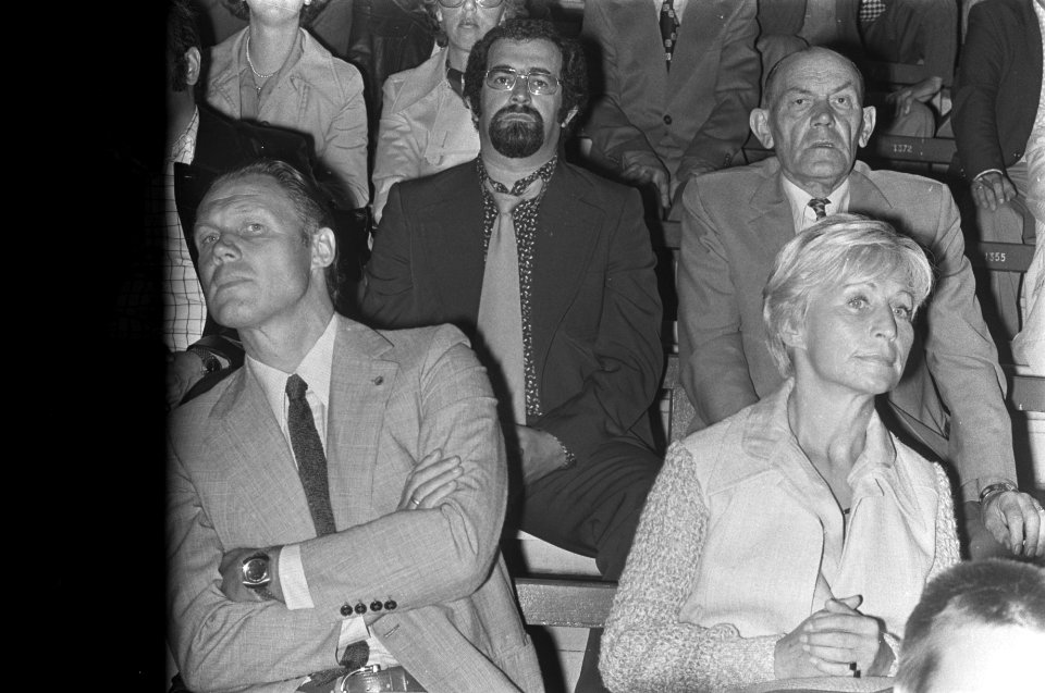 Rinus Michels en zijn echtgenote op de tribune, Bestanddeelnr 928-1041