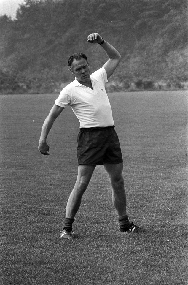 Rinus Michels en FC Barcelona trainen in Papendal, Michels tijdens training (all, Bestanddeelnr 926-5881