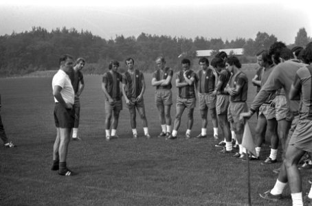 Rinus Michels en FC Barcelona trainen in Papendal, Michels met ploeg, Bestanddeelnr 926-5885