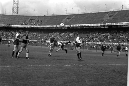 Rinus Israël maakt een doelpunt voor Feyenoord, Bestanddeelnr 925-5979