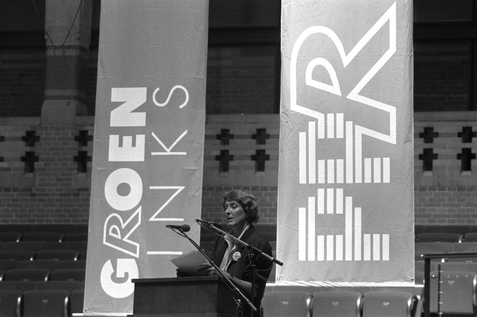 Ria Beckers spreekt, achter haar de spandoeken van de PPR en Groen Links, Bestanddeelnr 934-4714