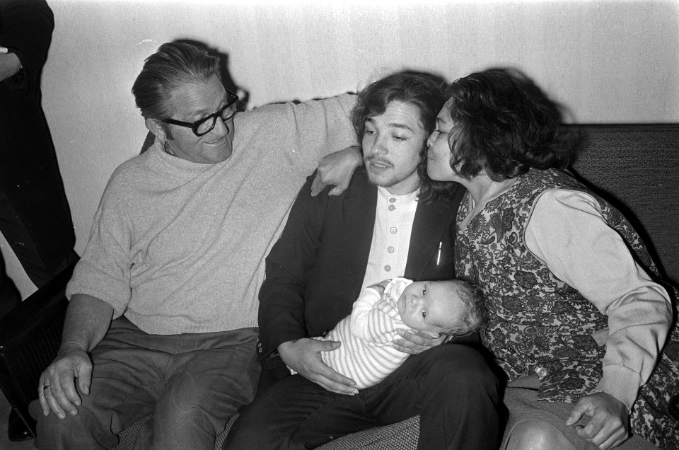 Rinus Wehrmann thuis met ouders, Bestanddeelnr 924-6535