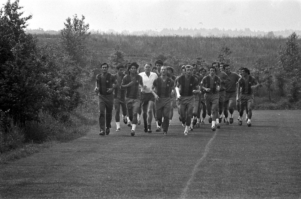 Rinus Michels en FC Barcelona trainen in Papendal, Michels met ploeg, Bestanddeelnr 926-5884