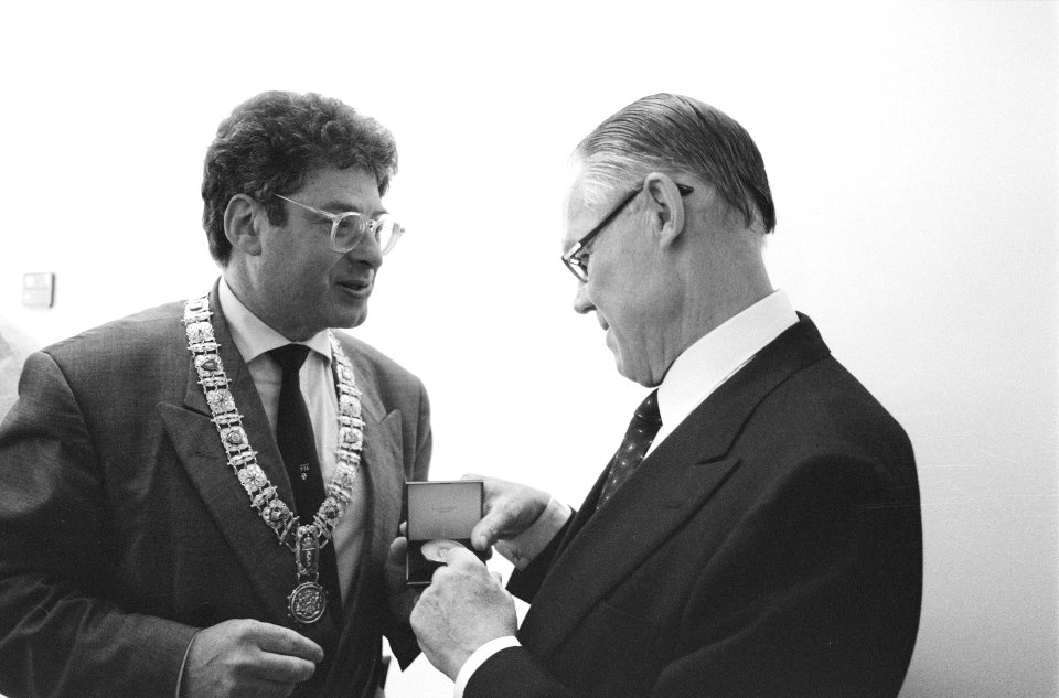 Rinus Michels bekijkt de medaille, Bestanddeelnr 934-5042