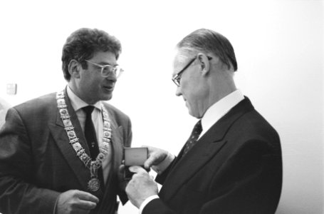 Rinus Michels bekijkt de medaille, Bestanddeelnr 934-5042