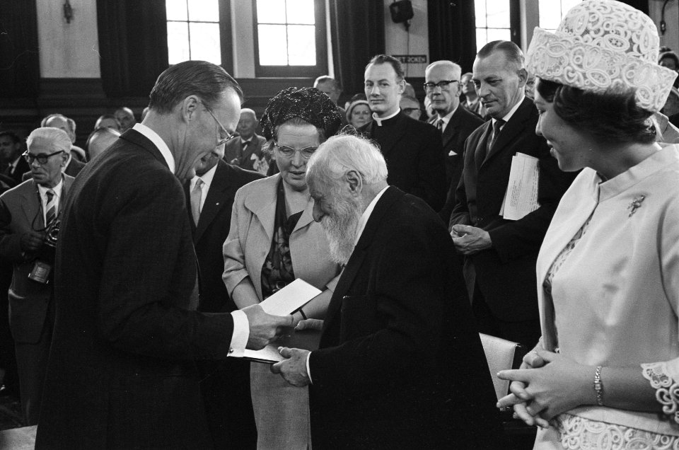 Rins Bernhard overhandigt de prijs aan Buber. In het midden koningin Juliana, re, Bestanddeelnr 915-3275