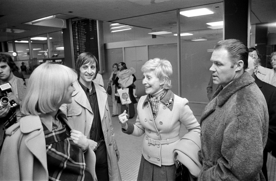 Rinus Michels (r), supervisor van het Nederlands elftal, op Schiphol met van lin, Bestanddeelnr 926-9824