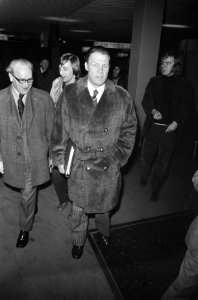 Rinus Michels (r), supervisor van het Nederlands elftal, op Schiphol, Bestanddeelnr 926-9825