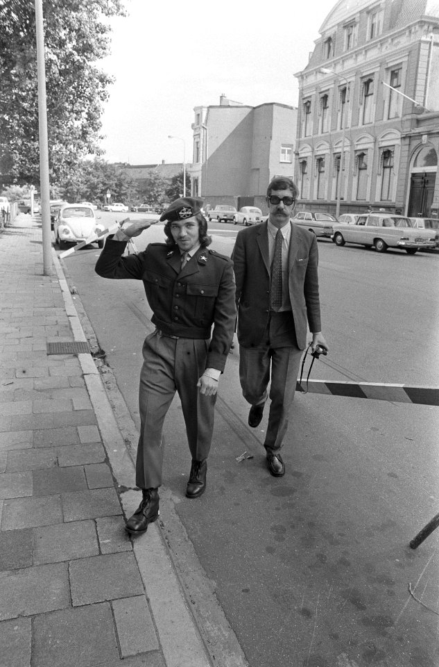 Rinus Wehrmann salueert, Bestanddeelnr 924-6746