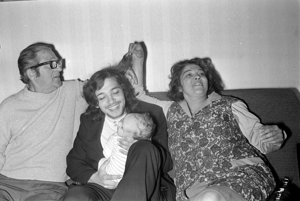 Rinus Wehrmann thuis met zijn ouders, Bestanddeelnr 924-6539