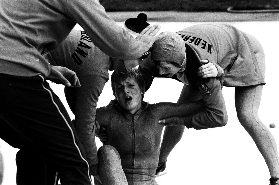 Ria Visser wordt overeind geholpen na haar val op de 500 meter, Bestanddeelnr 930-5886