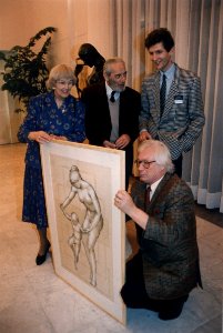 Ria Scholte-Stijnman en haar echtgenoot Vic Scholte uit Haarlem-Noord zijn de gelukkige winnaars van de gouache die Kees Verkade (rechtsvoor) voor lezers van het Haarlems Dagblad ter beschikking steld