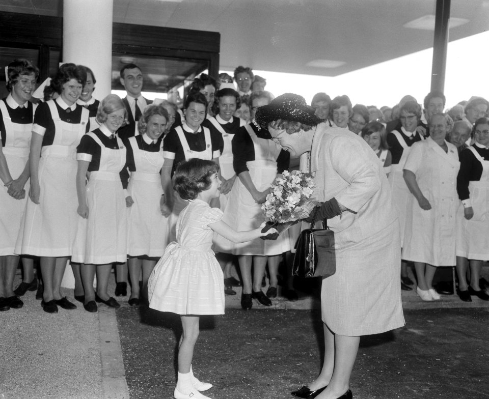 Rianne Pluym biedt koningin Juliana bloemen aan, Bestanddeelnr 917-8862