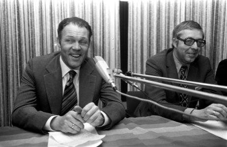 Rinus Michels (links) en KNVB voorzitter Jacques Hogewoning, Bestanddeelnr 926-9878
