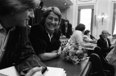 Ria Beckers met bloemen in de Tweede Kamer i.v.m. het lijsttrekkerschap voor Gro, Bestanddeelnr 934-4584