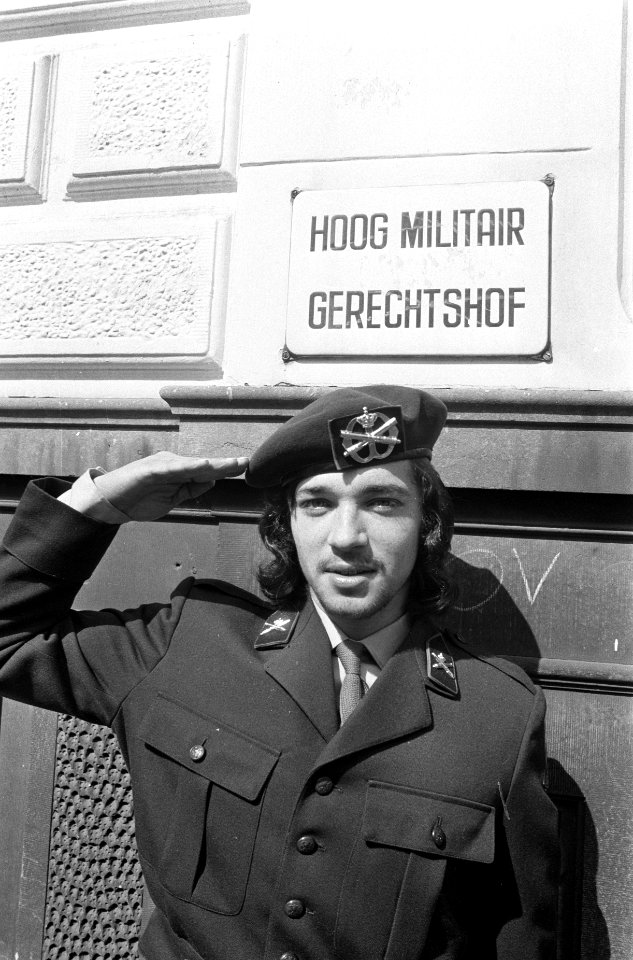 Rinus Wehrmann salueert, Bestanddeelnr 924-6745