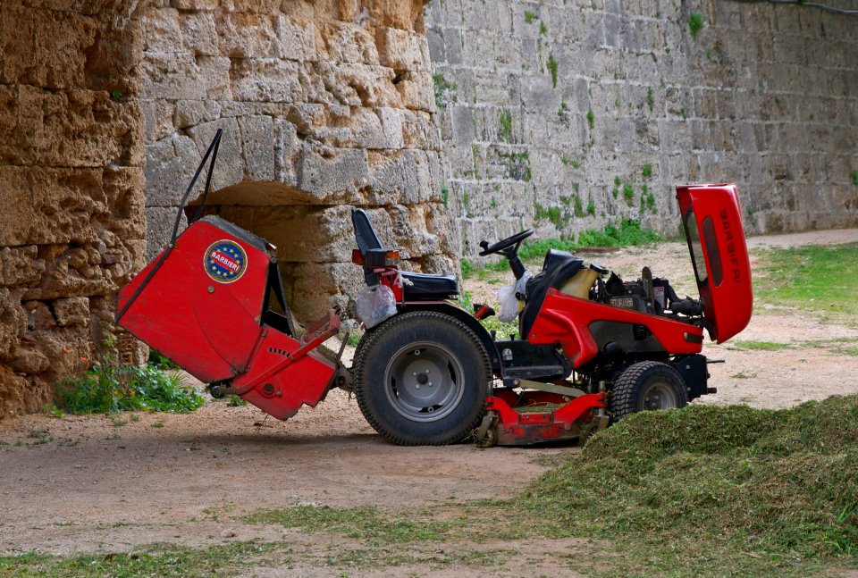 Ride-on lawn mower Rhodes