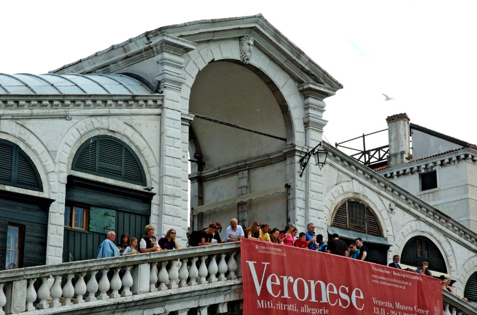 Rialto-Bridge-top-Venice-20050524-012