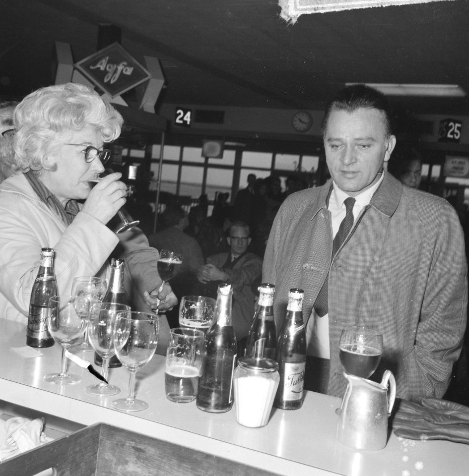 Richard Burton vandaag op Schiphol aan het filmen, even voor de opname dronk Ric, Bestanddeelnr 917-6916 photo