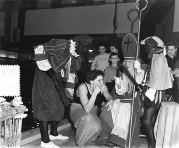 Ria Vonk in zak van Sinterklaas Amsterdam, Bestanddeelnr 906-1413